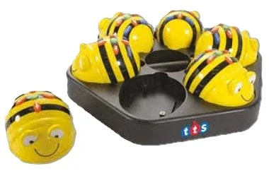 Gelbe, bienenförmige Roboter auf einer Ladestation mit einem Logo, ein Roboter ist separat platziert.